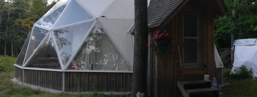 L'aspetto avveniristico della cupola geodetica è ingentilito dall'ingresso "similcapanna"